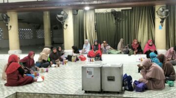 Sinergi Kebaikan, Abel dan Reza Bersama Donatur Rutin Salurkan Santapan Berbuka di Masjid Jamik Kebun Bunga Medan